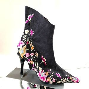 Beverly Feldman Embroidered Floral Pointed Boots 9